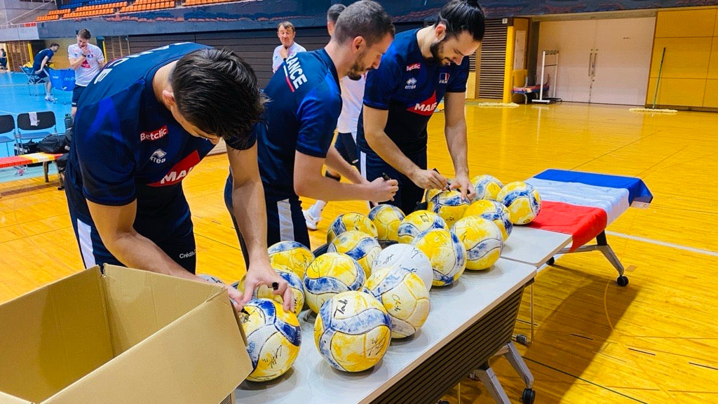 【世界バレーフランス代表チーム】バレーボールファン必見！フランス代表選手直筆サイン入り公式練習球＜送料込み＞｜フランス対ブラジル　バレーボール親善試合
